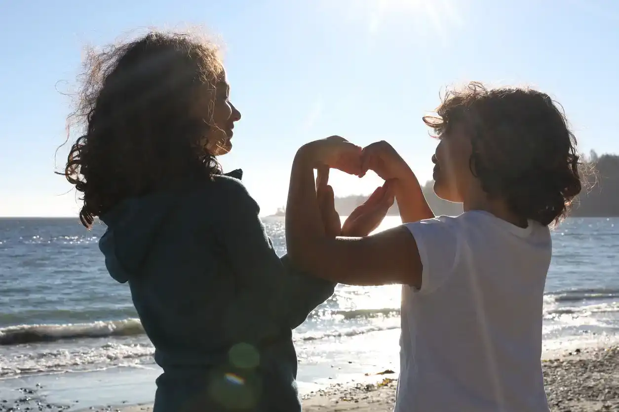 אנחנו מלמדים את הילדים שלנו לחגוג לא רק את האירועים הגדולים, אלא גם את הרגעים הקטנים בחיים