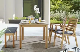 Un juego de comedor de exterior de madera con banco.