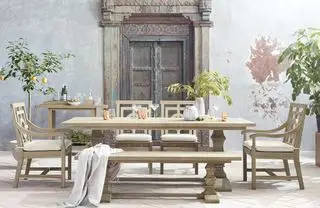 Un juego de comedor de exterior de madera de teca.