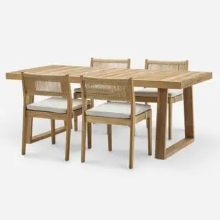 La mesa de comedor, sillas y banco de teca Castlery Rio sobre un fondo blanco.