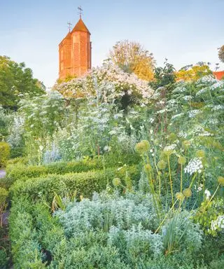 El Jardín Blanco en junio en el Jardín del Castillo de Sissinghurst, Kent.