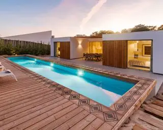 terraza con borde estampado alrededor de la piscina