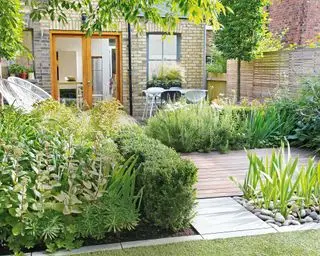 patio cubierto con áreas plantadas y borde de piedra