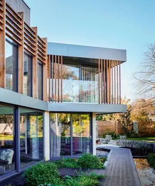 casa moderna con camino de terraza elevada y plantación