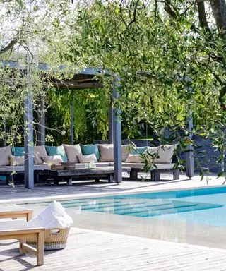 área de cubierta con piscina y pérgola