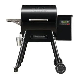 En Traeger Ironwood 650 Smoker på hvid baggrund