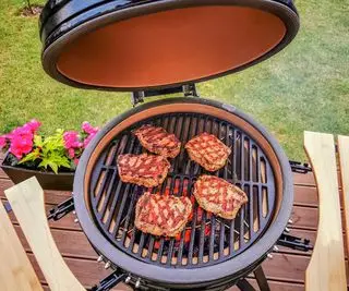 Steg svinekoteletter på en kamado-grill