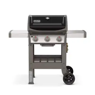 En Weber Spirit II E-310 gasgrill på hvid baggrund