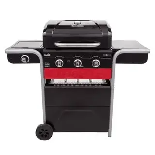 En Charbroil Gas2Coal grill mod en hvid baggrund