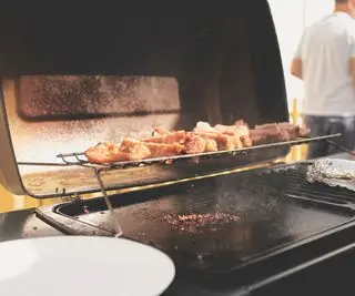 Una plancha afuera para cocinar comida.