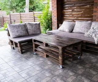 Ideas de paletas sostenibles para patios traseros y sea creativo sin gastar mucho dinero
