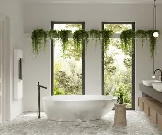 Elegante baño blanco con estante encima de la bañera