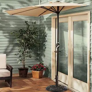 Demi-parasol crème sur un balcon