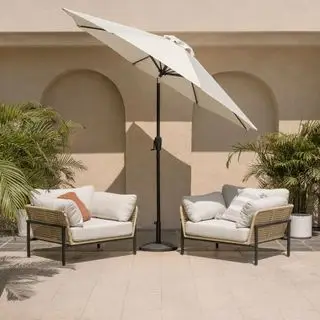 Parasol inclinable crème entre deux chaises d'extérieur