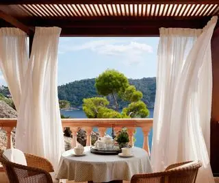 balcon avec pergola couverte et rideaux pour l'ombre