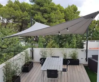 voile d'ombrage blanche sur un coin repas sur le balcon