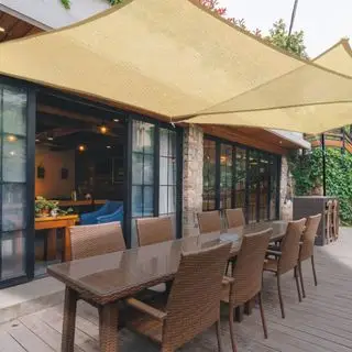 voile d'ombrage crème sur un coin repas en terrasse