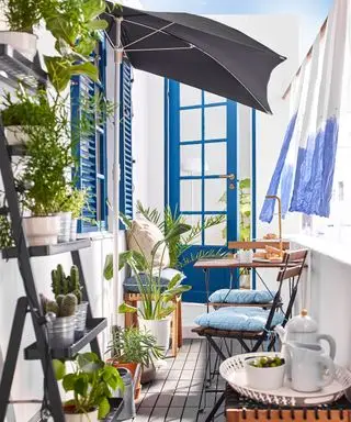 balcon d'été avec parasol et rideaux pour l'ombre