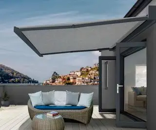 auvent contemporain sur un balcon de jardin