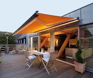 auvent avec lumières LED intégrées sur un balcon aménagé