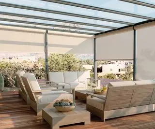 stores solaires extérieurs sur un jardin avec balcon