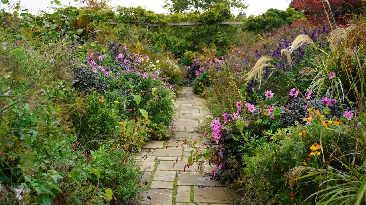 גן הפרחים של אחוזת Gravetye בסתיו' loading='lazy' title=