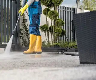 高圧洗浄機でテラスを掃除する