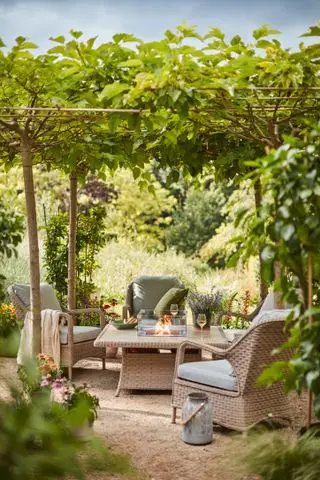Udendørs spisning under pergola