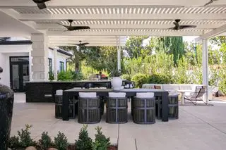 et overdækket terrasseområde med spisemøbler