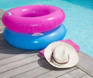 Como manter os mosquitos longe da sua piscina – 6 dicas para manter os insetos afastados