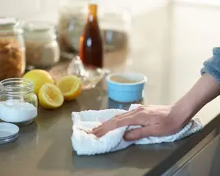 ניקוי משטח עבודה במטבח עם מטלית