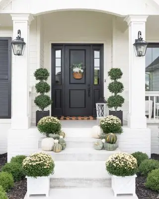 décor de porte d'entrée d'automne, porte grise contemporaine avec panier suspendu