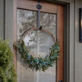 couronne d'automne accrochée à la porte d'entrée