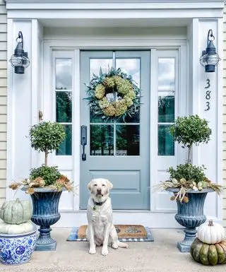 décor de porte d'entrée d'automne, porte bleue avec couronne d'automne