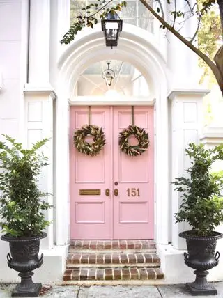 décor de porte d'entrée d'automne porte rose et double couronne