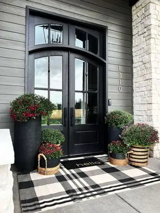 idées de porche d'automne avec mamans et tapis à carreaux
