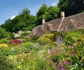영국 글로스터셔주 바이버리(Bibury)의 인기 있는 관광지에 위치한 코츠월드 코티지.