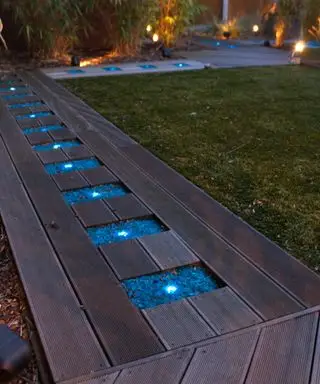 Terrassenweg mit eingelassenen Lichtern und farbigem Kies