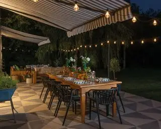 Terrasse mit Markise, Tisch und Lichtern