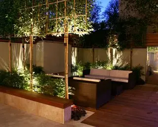Innenhofgarten mit Terrassenbeleuchtung und modularen Gartenmöbeln