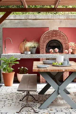 udekøkken med spisebord og pizzaovn