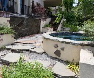 banheira de hidromassagem revestida com pedra