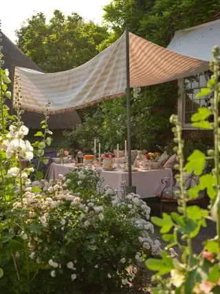 Susie Watson Gartenparty-Idee mit Stoffmarkise