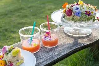 Getränke und Kuchen bei einer Gartenparty mit Gläsern von Emma Britton