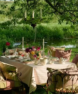 Gartenparty-Ideen mit Gartentisch und Bänken mit Kissen