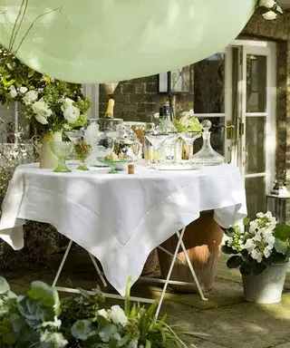 Gartenparty-Ideen mit Stehtisch und Baldachin