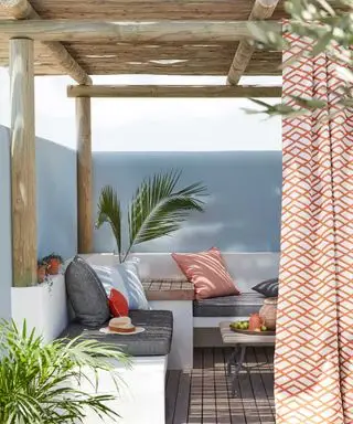 Idee per la privacy del patio: 11 modi per trasformare il tuo spazio di vita all'aperto in un'oasi privata