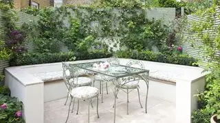 Patio opholdsområde omgivet af vandret espalier hegn