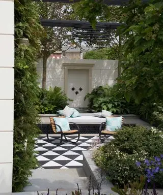 New West End Garden מאת קייט גולד עם ריצוף וקיר מגורים