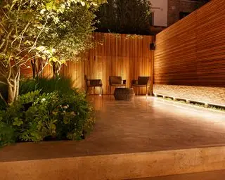 jardim iluminado com assentos à noite
